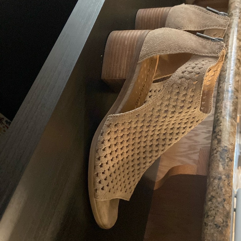 𝅺LUCKY Brand Suede Tan Perforated Laser Cut Ankle sandals, Leather Size 7